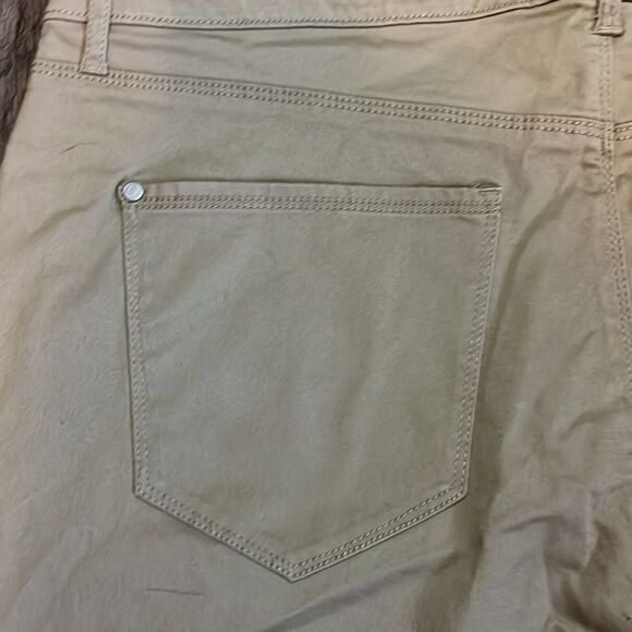 Gloria Vanderbilt khaki unltd Sadie Bermuda Shorts NWT 16W - Picture 11 of 11